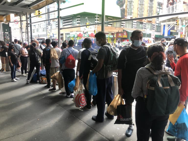 Migrantes en su mayoría venezolanos siguen llegando a Nueva York