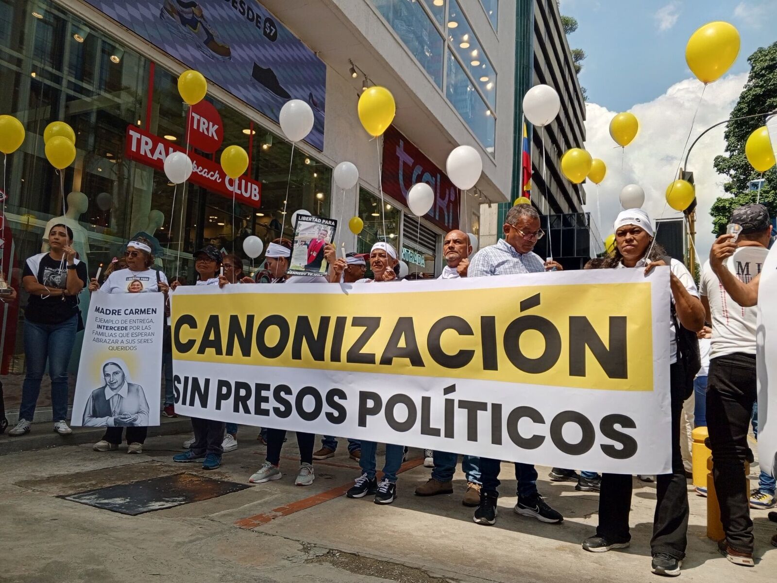 Familiares de presos políticos se concentraron frente a la Embajada de Italia en Caracas
