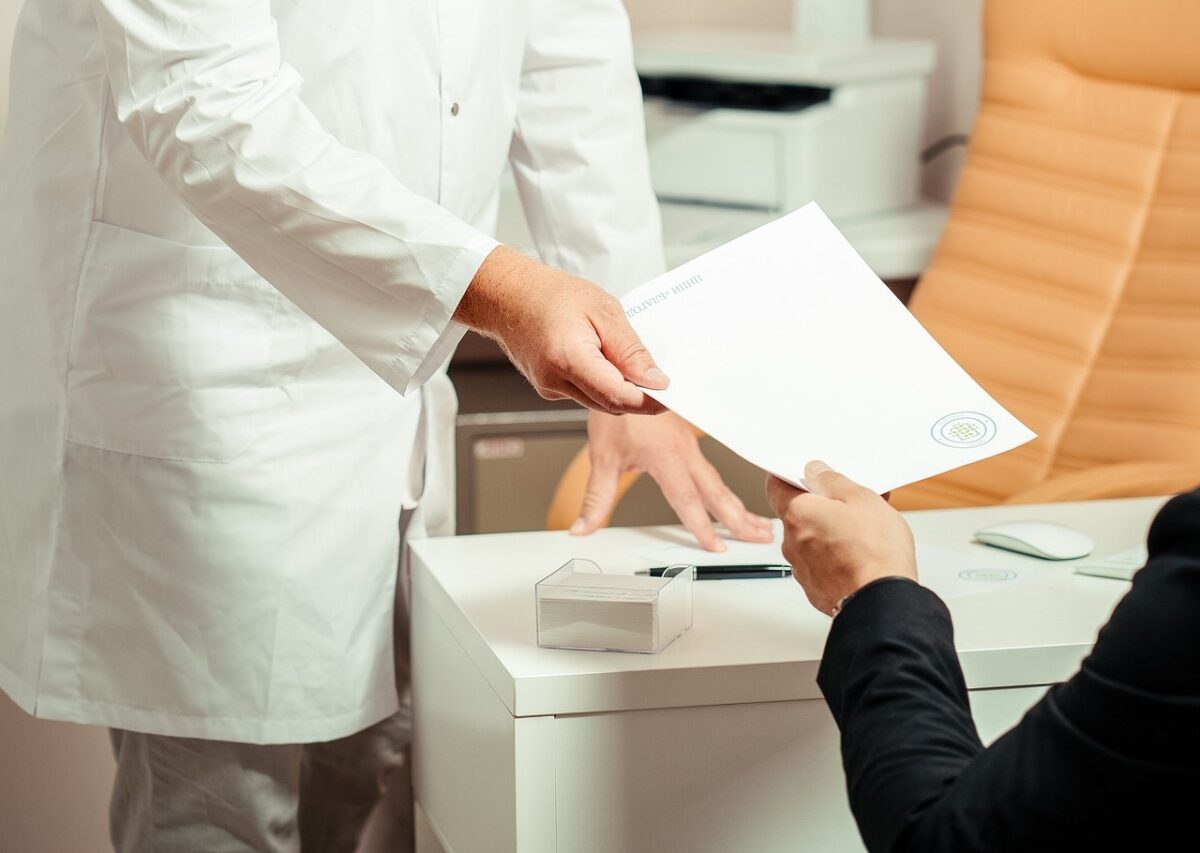 ¿Qué dificultades enfrentan los pacientes para acceder a tratamientos para el VIH en Venezuela?