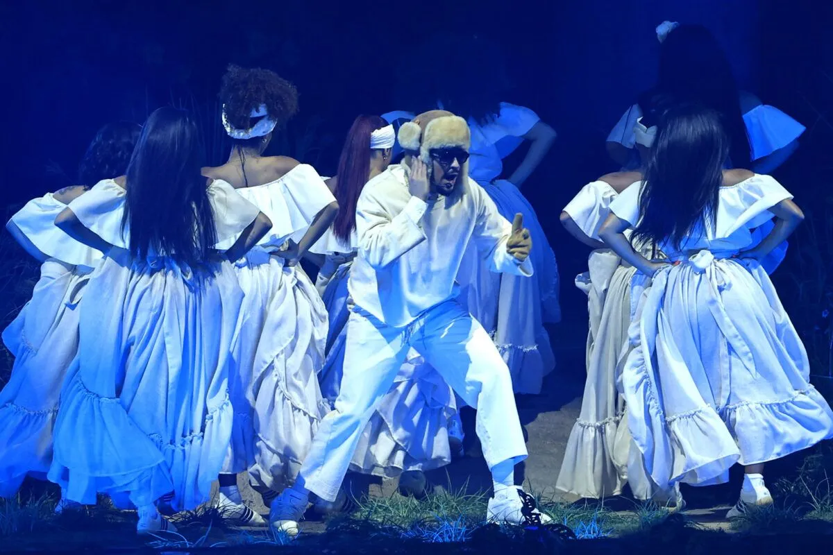 Bad Bunny lanzó el tema "Alambre Púa" que presentó de manera inédita en su gira de conciertos