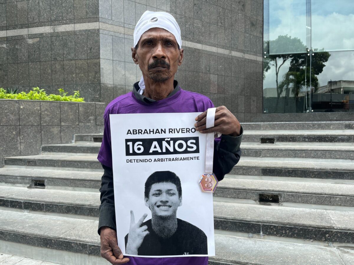Ignorados por la justicia: cuatro adolescentes permanecen detenidos por razones políticas en Venezuela