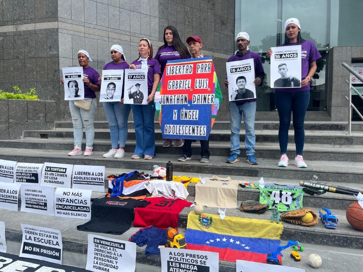 Ignorados por la justicia: cuatro adolescentes permanecen detenidos por razones políticas en Venezuela