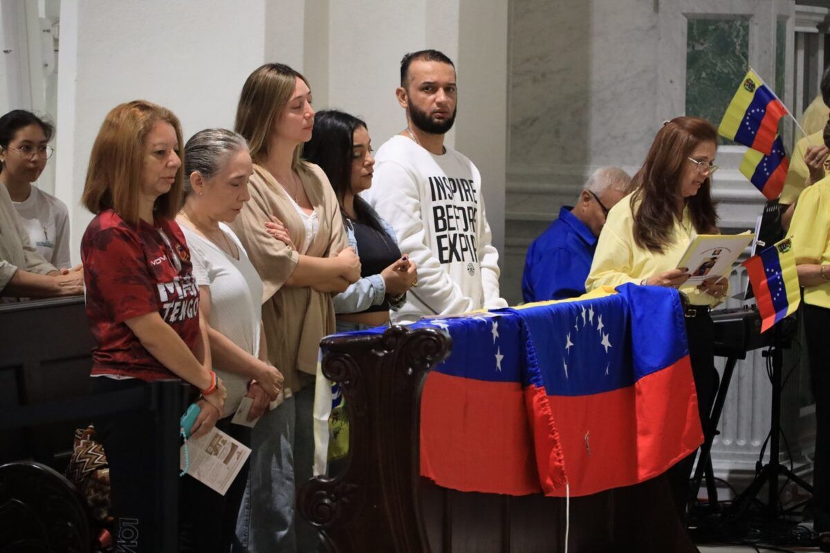 Entre imágenes y oraciones: la diáspora venezolana honró a sus primeros santos 