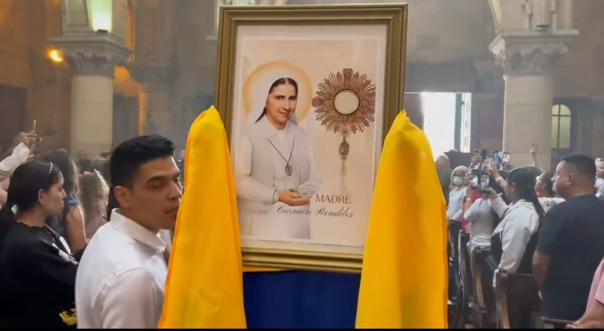 Entre imágenes y oraciones: la diáspora venezolana honró a sus primeros santos 