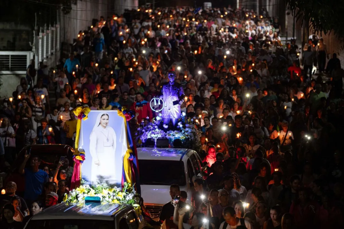 Devotos honraron a José Gregorio Hernández y Carmen Rendiles en una ruta nocturna