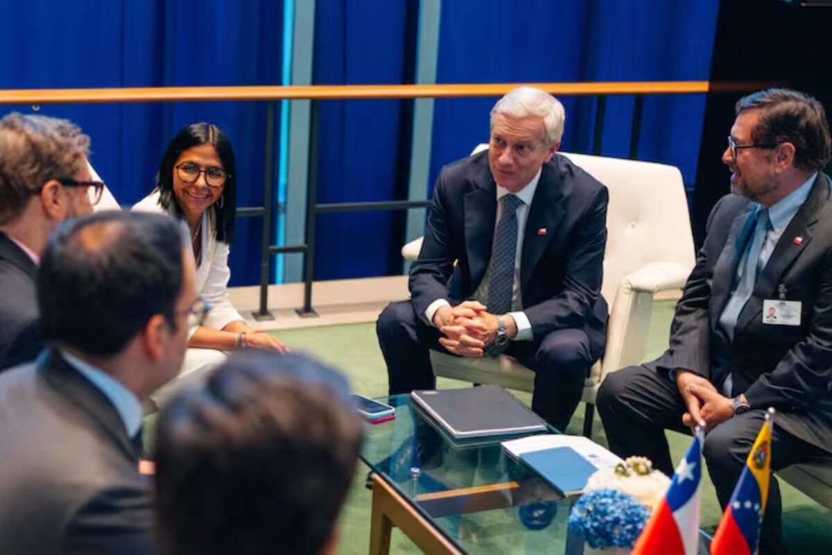 El presidente de Chile se reunió con Delcy Rodríguez para tratar temas consulares y diplomáticos
