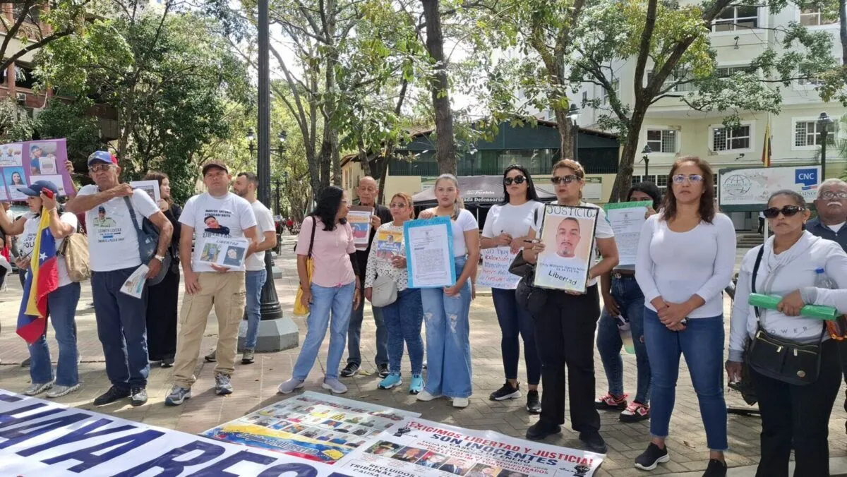 Familiares de presos políticos protestaron frente a la Defensoría del Pueblo con la Ruta de las Respuestas Pendientes