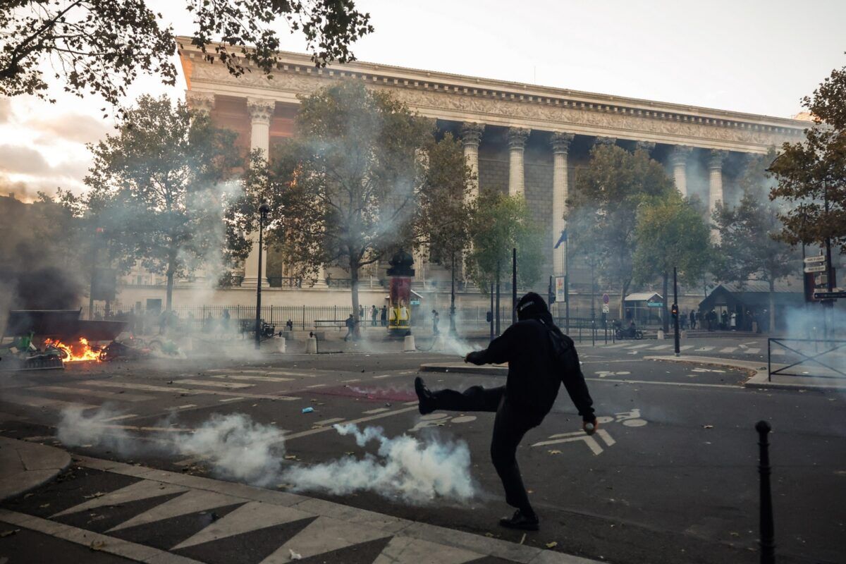Al menos 400 detenidos por actos de violencia en la jornada de protesta masiva en Francia
