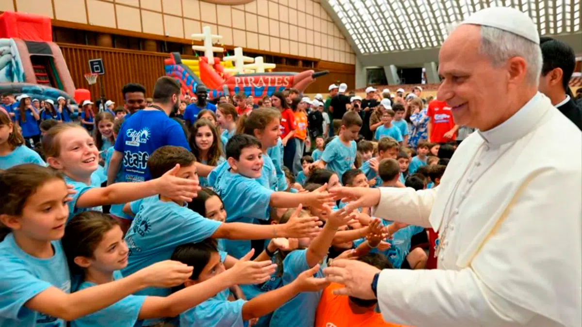 El papa retomó las audiencias y se subió al papamóvil tras su operación