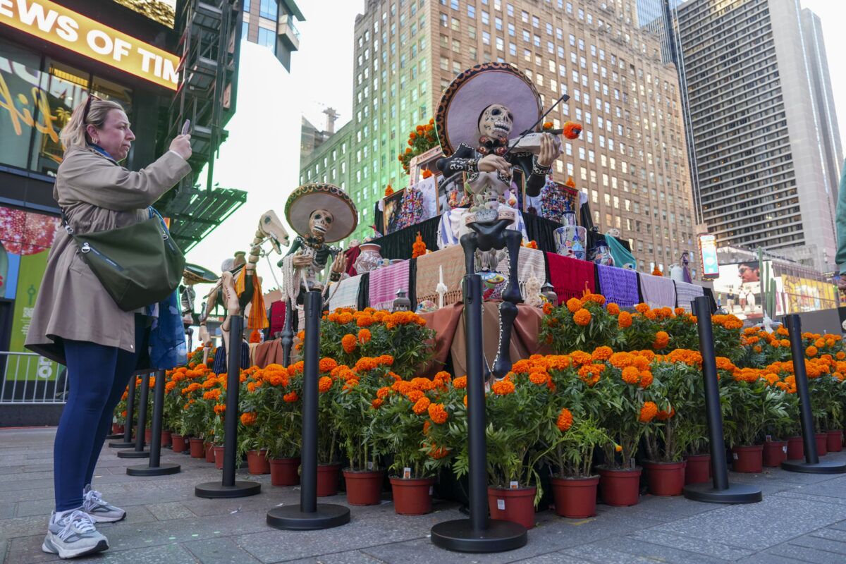 Times Square celebra el Día de Muertos con tradición mexicana