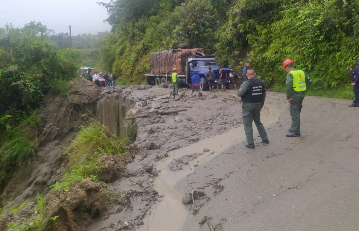Deslizamientos e inundaciones: las secuelas de las ondas tropicales en Venezuela