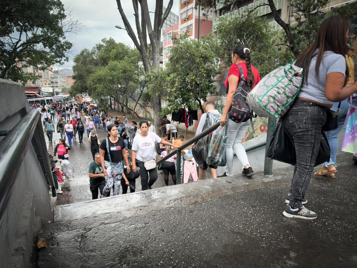 Comerciantes informales se rebuscan tras ser desalojados de La Hoyada