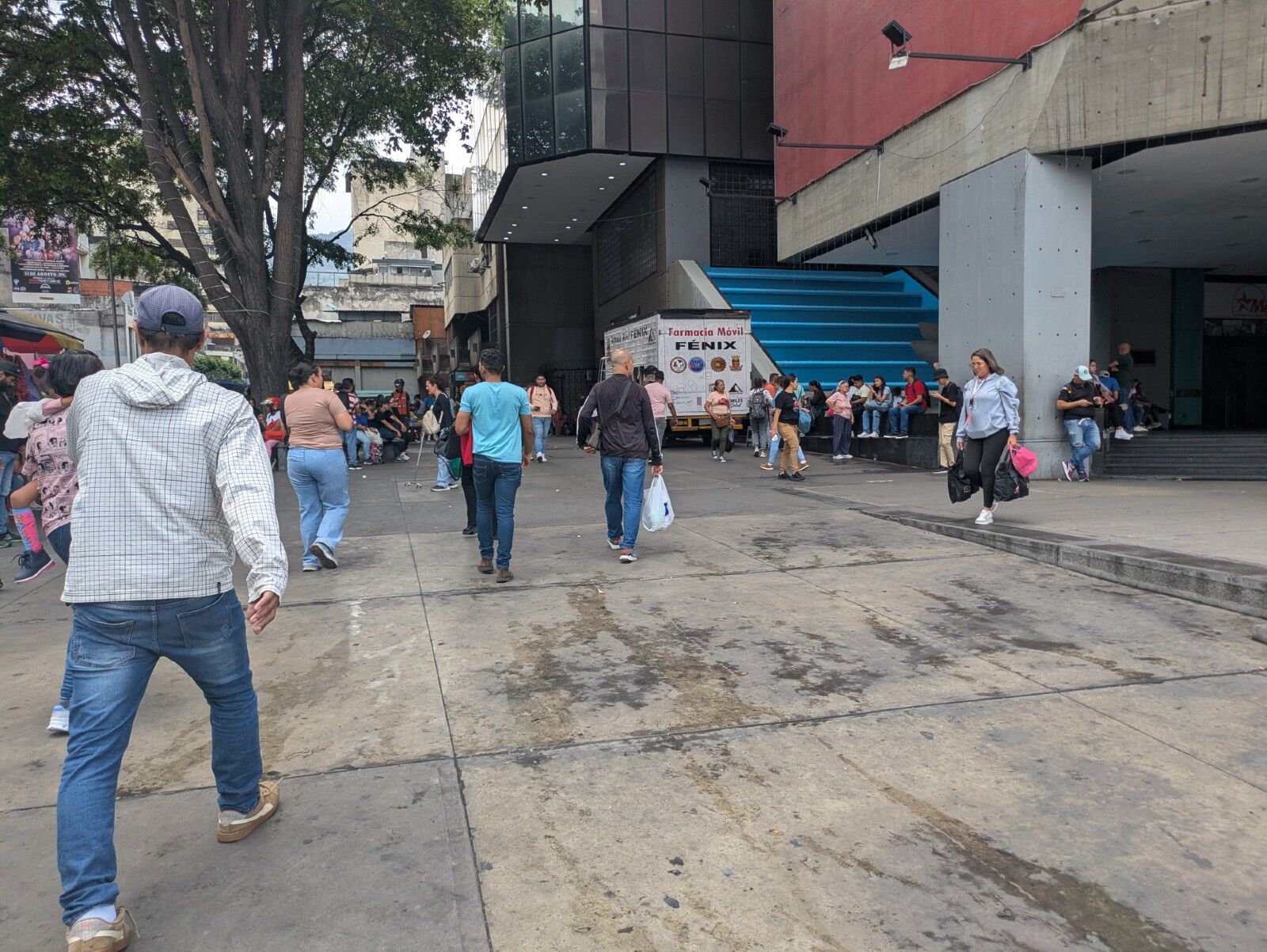 Comerciantes informales se rebuscan tras ser desalojados de La Hoyada