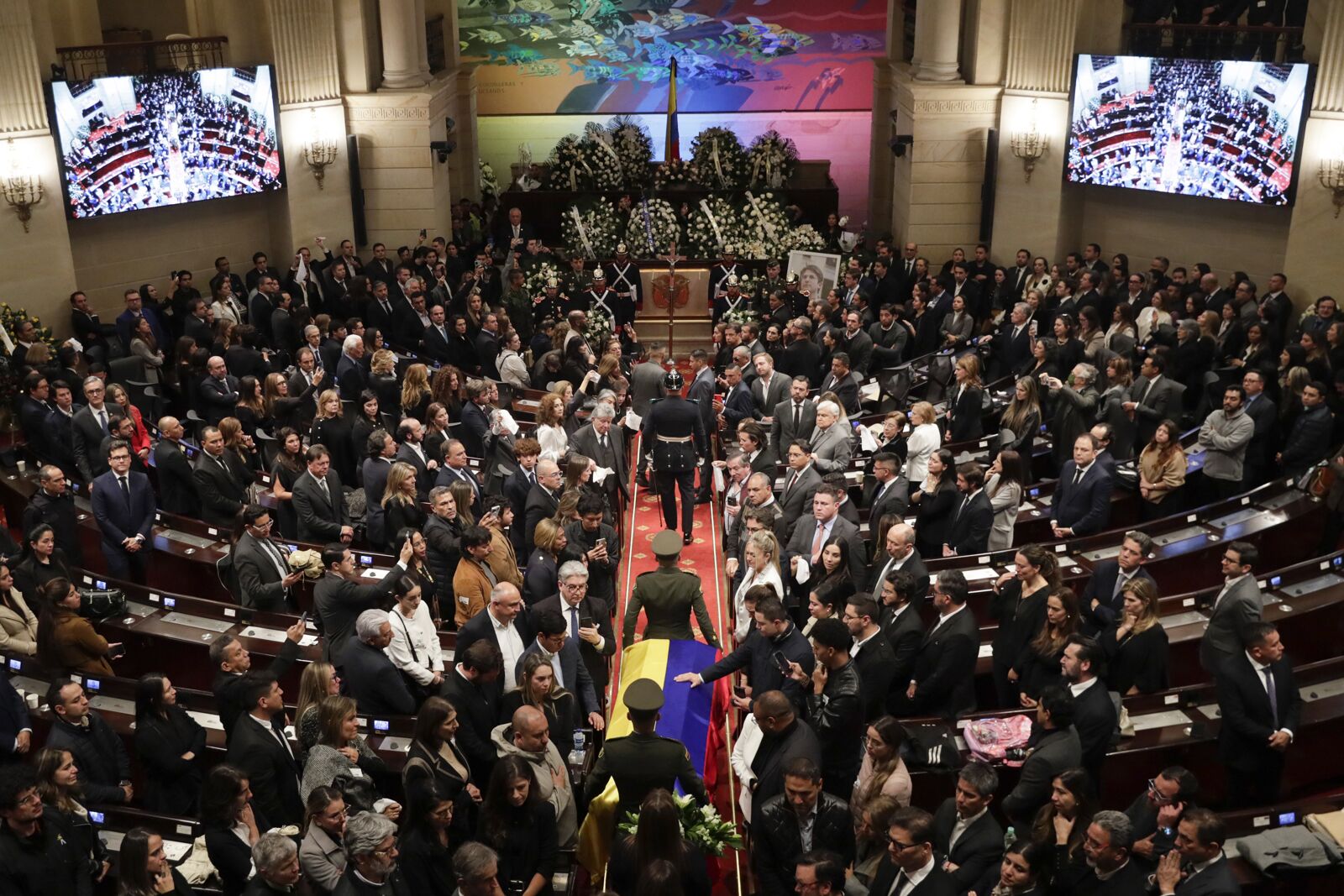 En imágenes: recibieron el féretro de Uribe Turbay en el Capitolio