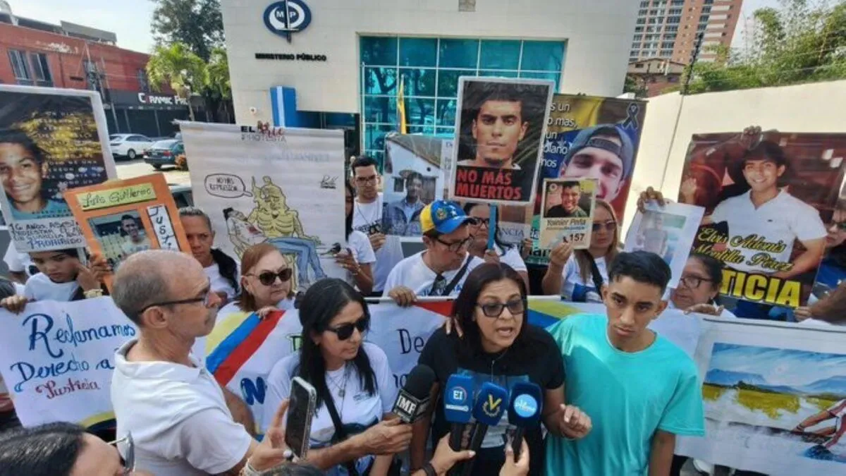 Familiares de víctimas en las protestas antigubernamentales de 2017 exigieron justicia frente a la Fiscalía en Lara