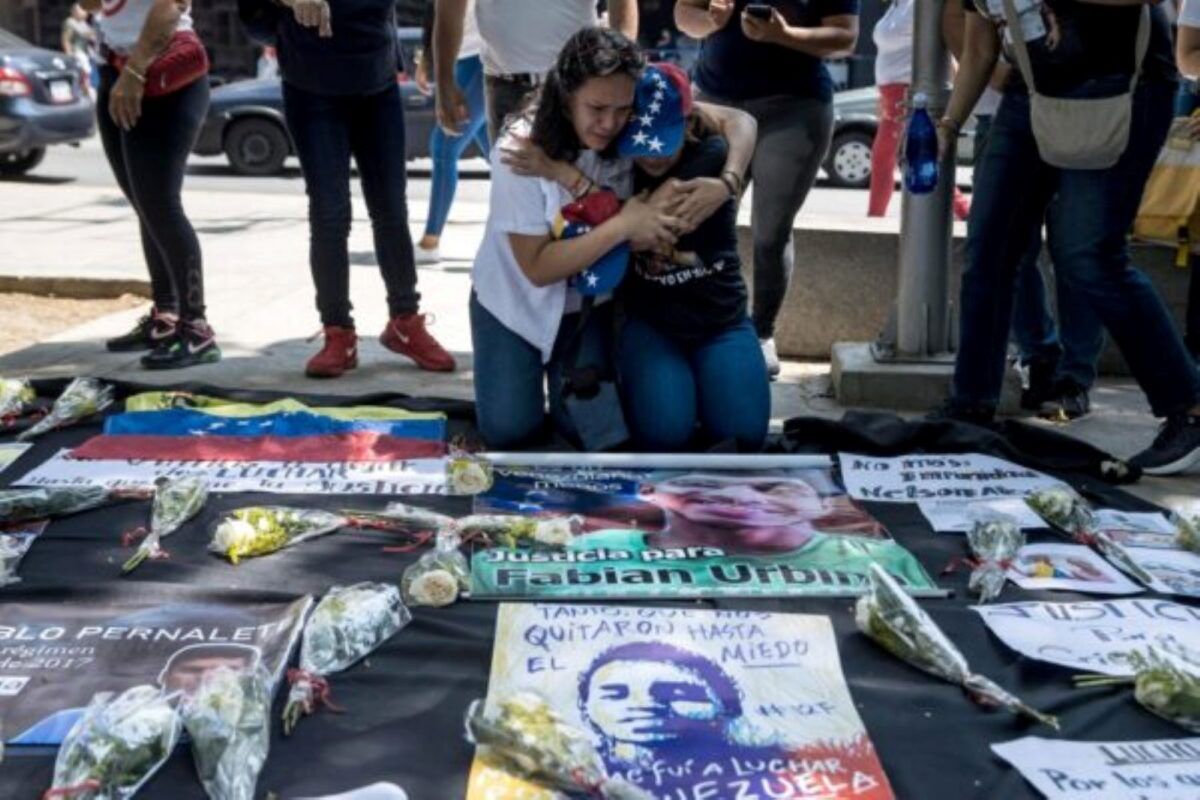 Familiares de víctimas en las protestas antigubernamentales de 2017 exigieron justicia frente a la Fiscalía en Lara