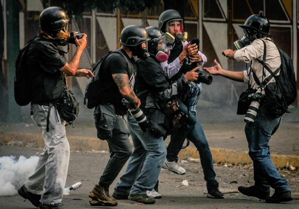 Periodistas venezolando cargando a Gregory Jaimes