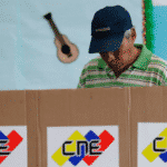Ciudadano votando en elecciones del CNE