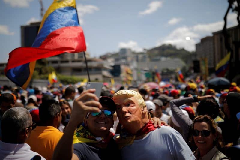 Hombre con mascara de Trump en una marcha en Venezuela convocada por Guaidó