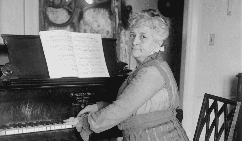 Teresa Carreño en un piano