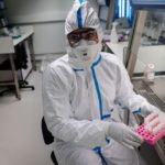 ¿Por qué las enfermeras en Wuhan se cortan el cabello para combatir el coronavirus?