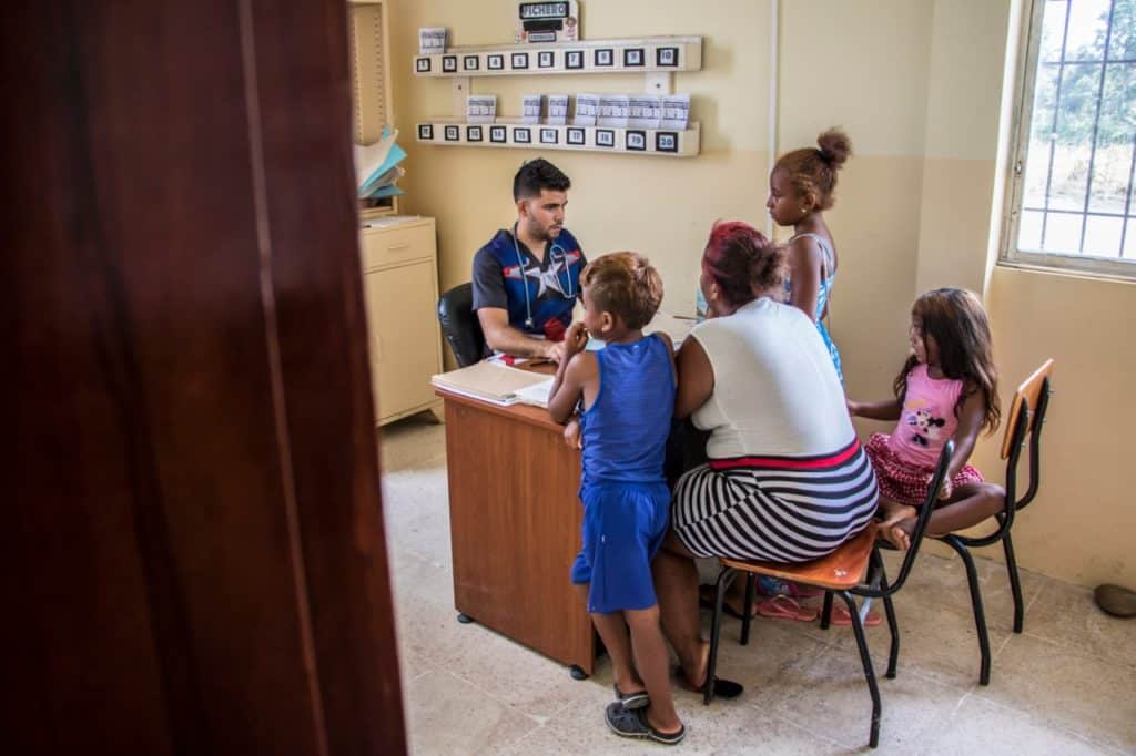 El médico venezolano que atiende a etnias indígenas por el Covid-19