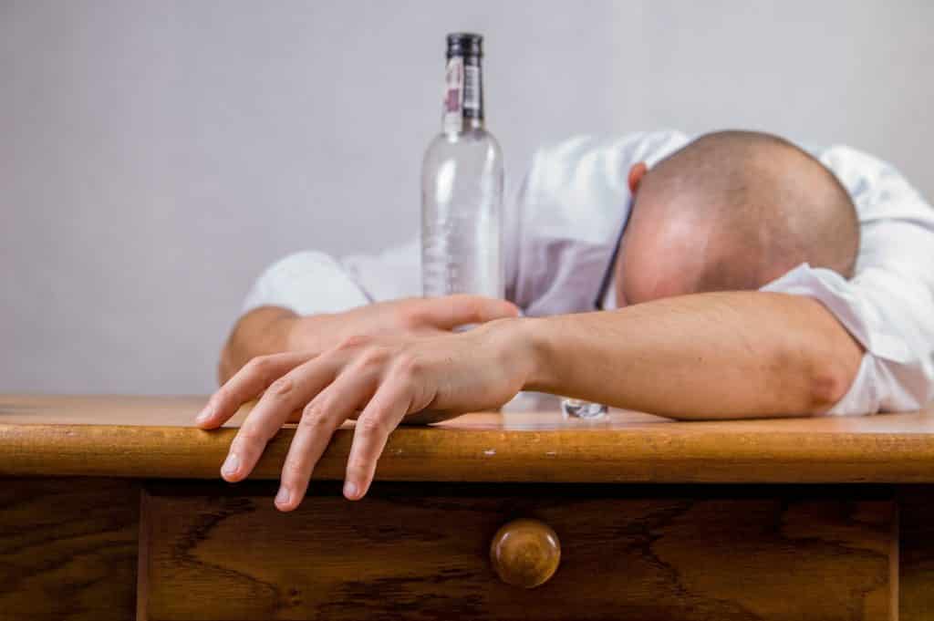 ¿Beber alcohol puede prevenir el Covid-19?