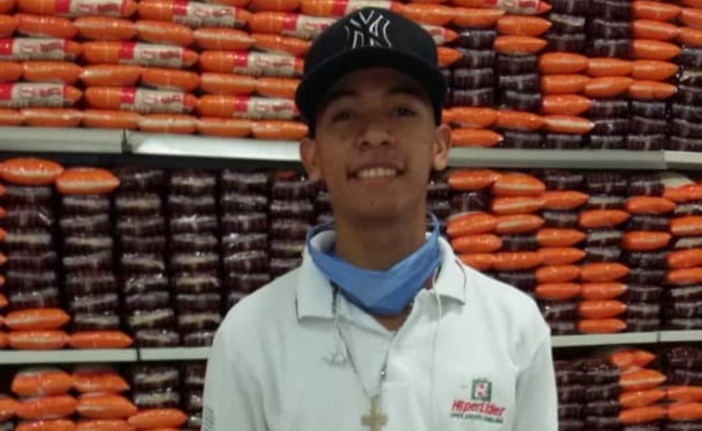 El venezolano que revive la fe desde los anaqueles de un supermercado