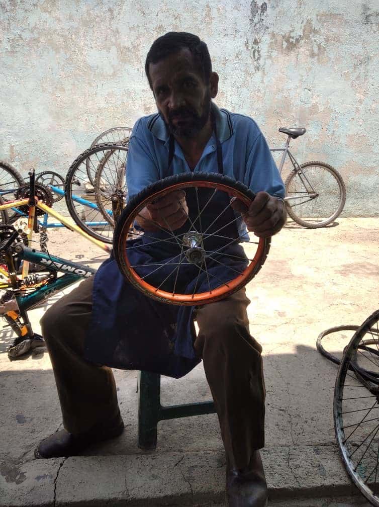 El venezolano de 62 años que elabora cauchos de bicicleta a mano