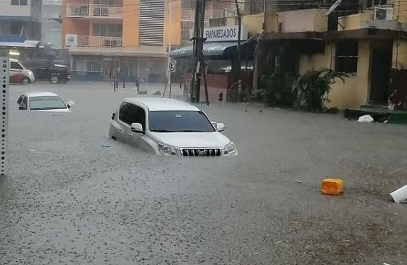 El venezolano que se viralizó por llevar delivery en plena inundación