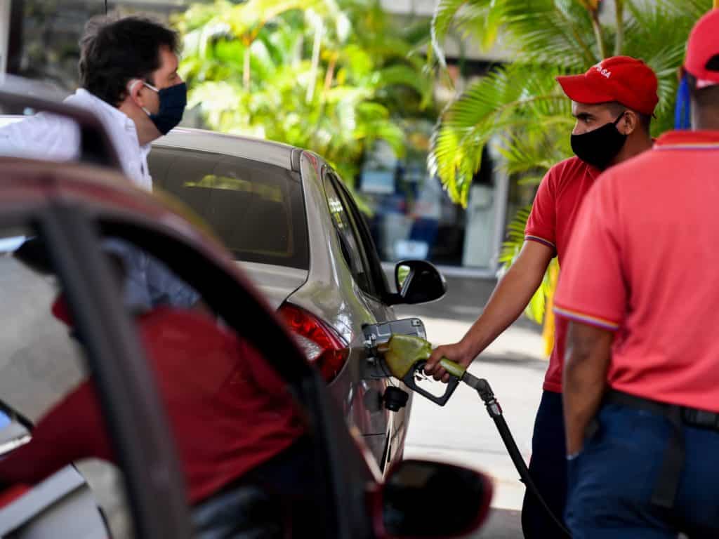 Venta de gasolina en dólares oxigena arcas del régimen venezolano