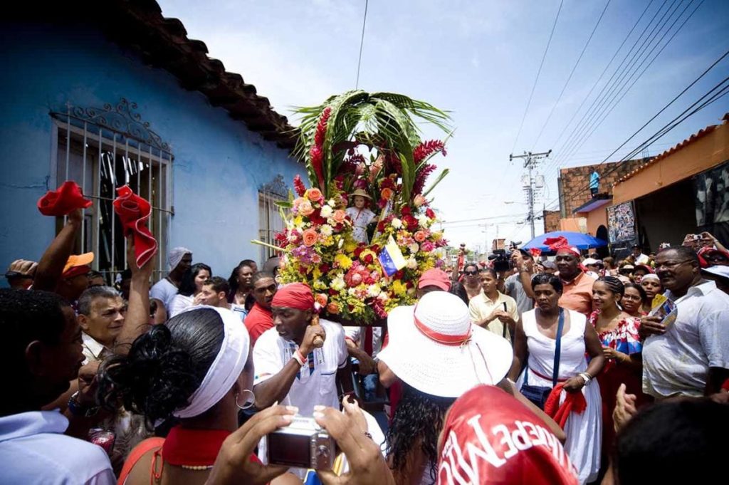 Día de San Juan: Creyentes desafían la cuarentena radical para celebrarlo