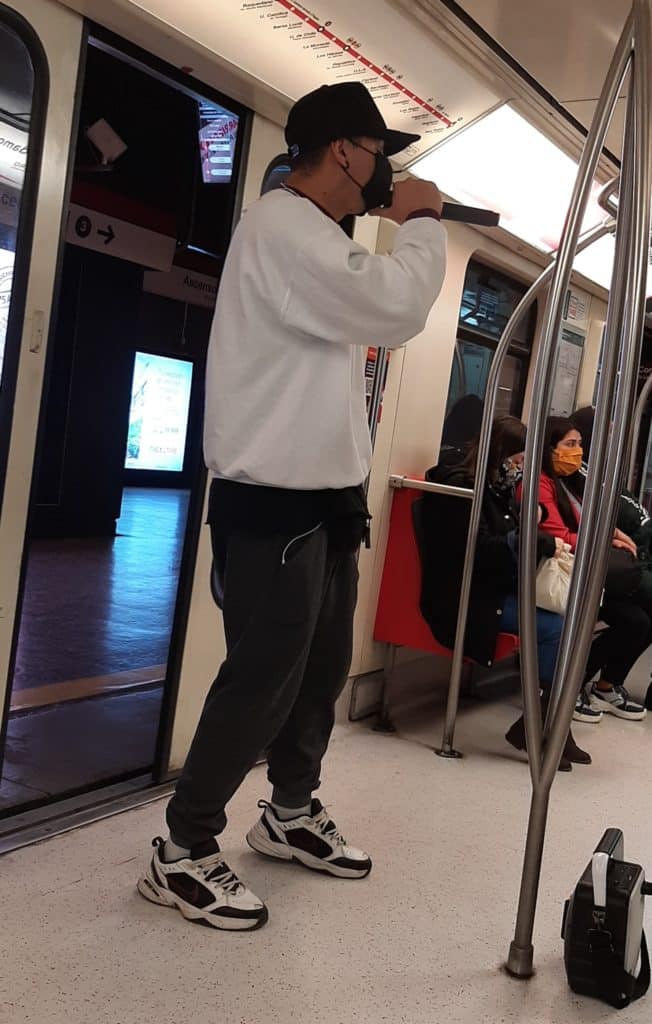 El venezolano que canta en los vagones del Metro de Chile para ganarse la vida