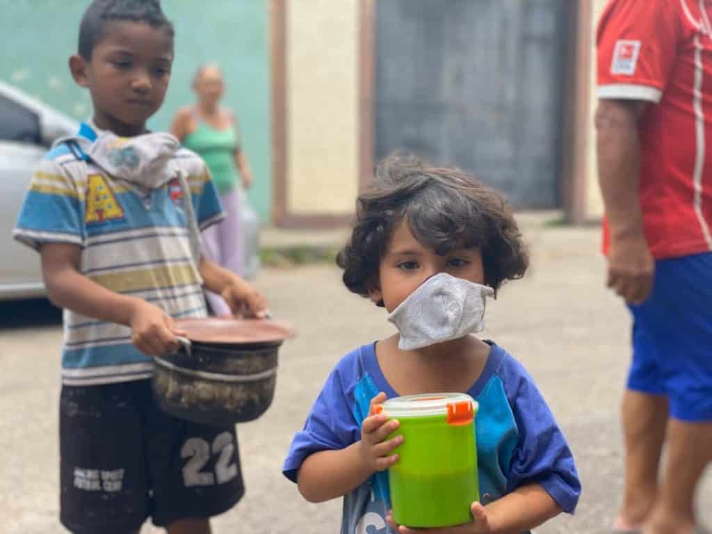 Los niños reciben alimentos en el Táchira