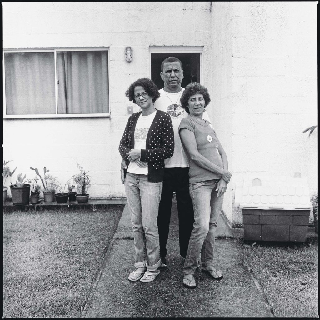 Maria da Penha, derecha, con su marido Luiz Claudio y su hija Nathalia en su casa de la favela Vila Autódromo (comunidad improvisada) en Río de Janeiro.