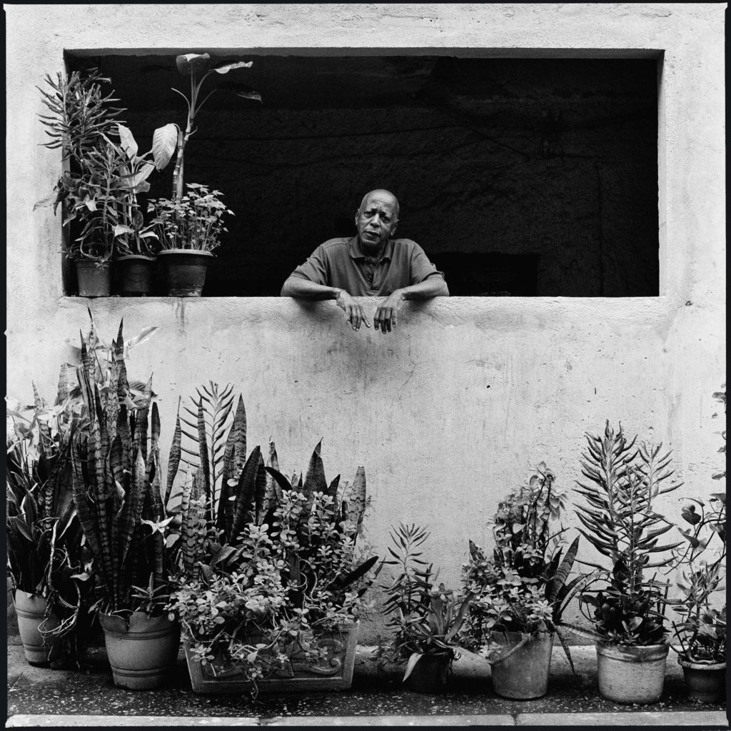 Un residente de la favela Asa Branca en Río de Janeiro