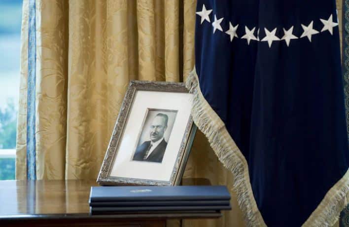 Una fotografía de Fred Trump, el padre del presidente Trump, en la Oficina Oval de la Casa Blanca