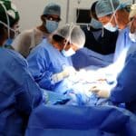 El médico venezolano que operó a pacientes sin recursos y hoy lucha por su vida