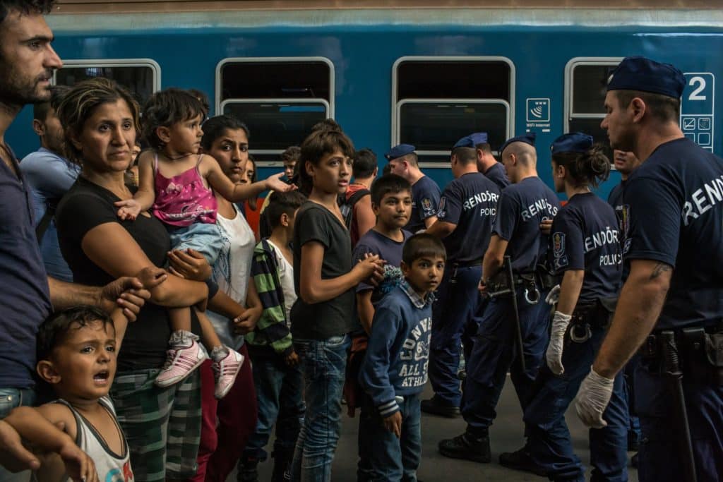 Una familia de refugiados esperó para abordar un tren a Alemania en la estación de trenes de Keleti en Budapest en 2015