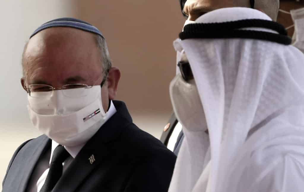 El líder de la comitiva israelí Meir Ben-Shabbat junto con un oficial emiratí. Foto: Karim Sahib / AFP