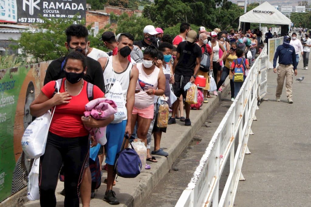 Migrantes venezolanos intentan retornar al país - EFE