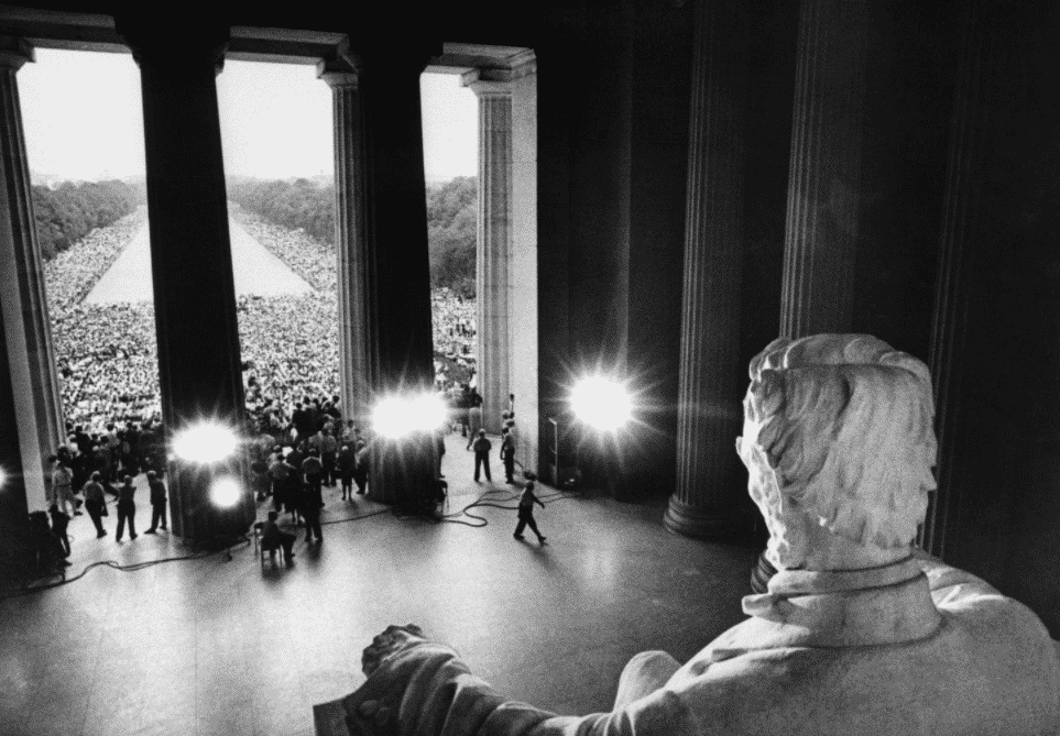 Una vista desde el Monumento a Lincoln de las multitudes en la Marcha de 1963 en Washington por el Empleo y la Libertad.