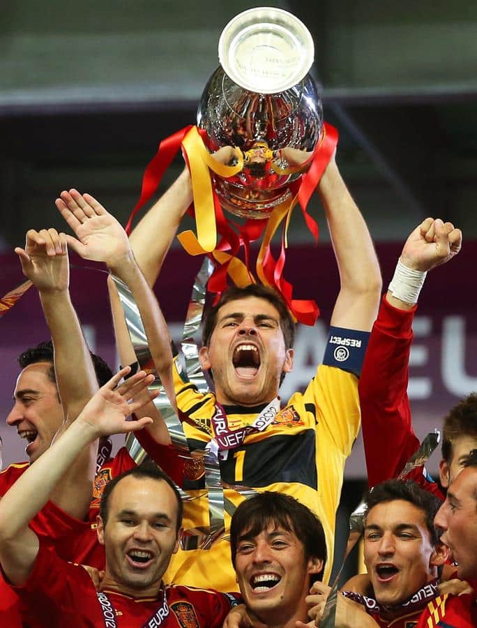 Iker Casillas con el trofeo de la Eurocopa 2012