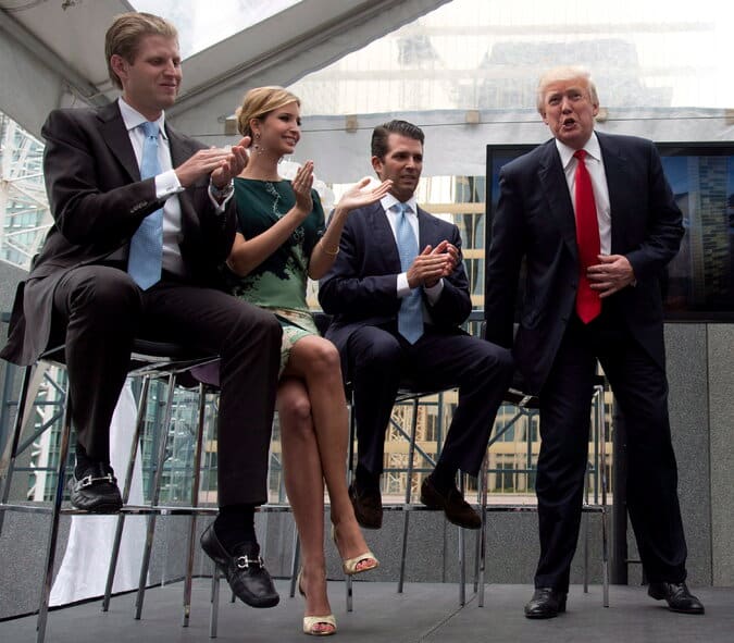 Eric, Ivanka y Donald Trump Jr. con su padre en un anuncio del proyecto del hotel en Vancouver en 2013. Parece que la Sra. Trump ha administrado ese trato y otro en Hawai, como ejecutiva asalariada de la Organización Trump