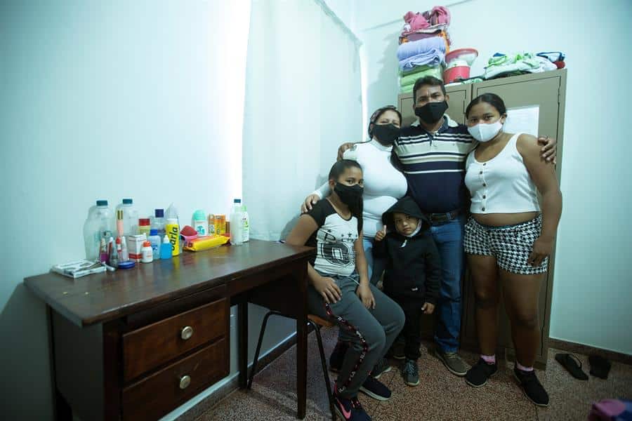 Marianny Matute junto a su familia en un centro de acogida para refugiados en Brasil