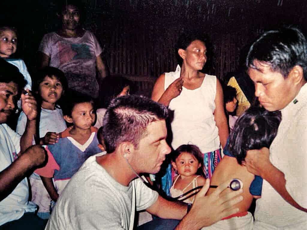 Alberto Paniz-Mondolfi con un niño con neumonía de la comunidad piaroa en el Amazonas en 2002.
