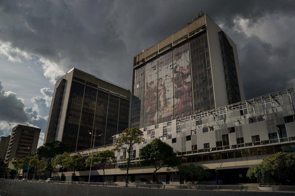 Los venezolanos se “rebuscan” para pagar servicios básicos inexistentes