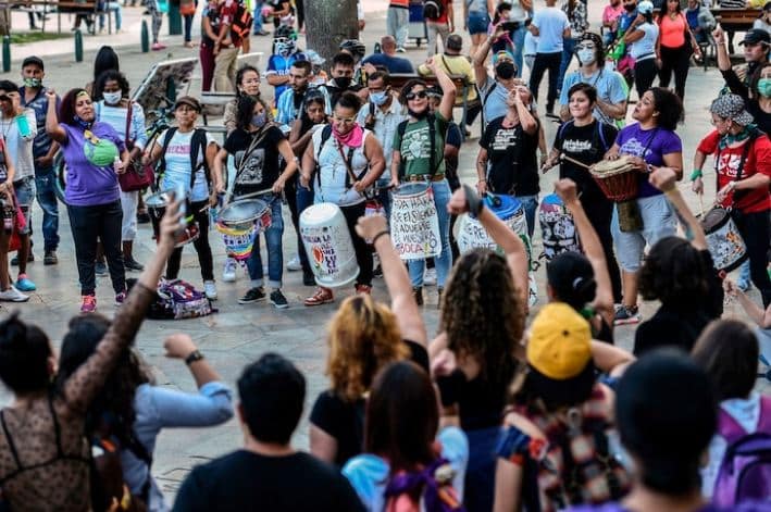 Las mujeres tocan la batería en una protesta por la violencia contra las mujeres en Medellín, Colombia, en junio. (Joaquin Sarmiento / AFP / Getty Images)