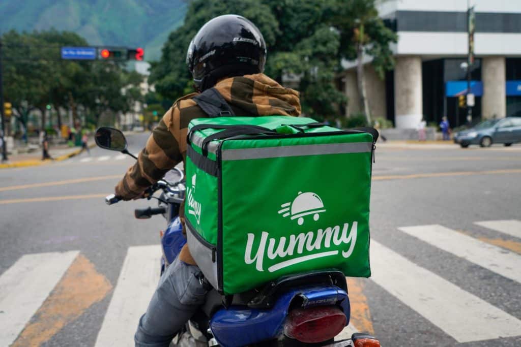 Un delivery en Caracas esperando el semáforo