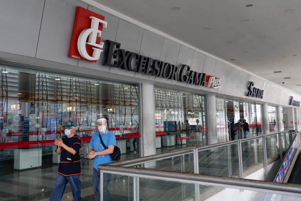 Dos personas con tapabocas saliendo del supermercado Excelsior Gama. La cuarentena se mantiene en Venezuela